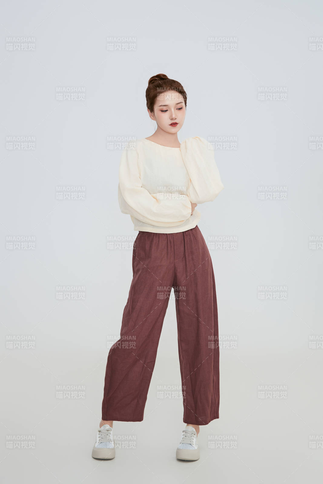 在摄影棚拍摄的青年时尚女性