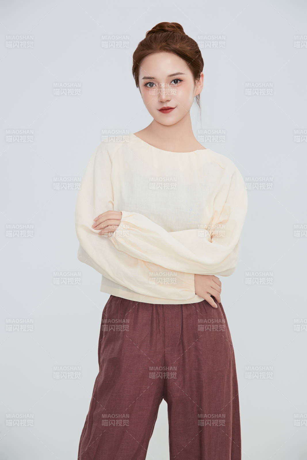 在摄影棚拍摄的青年时尚女性