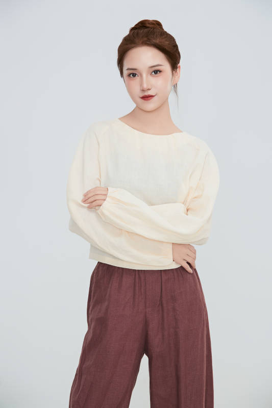 在摄影棚拍摄的青年时尚女性