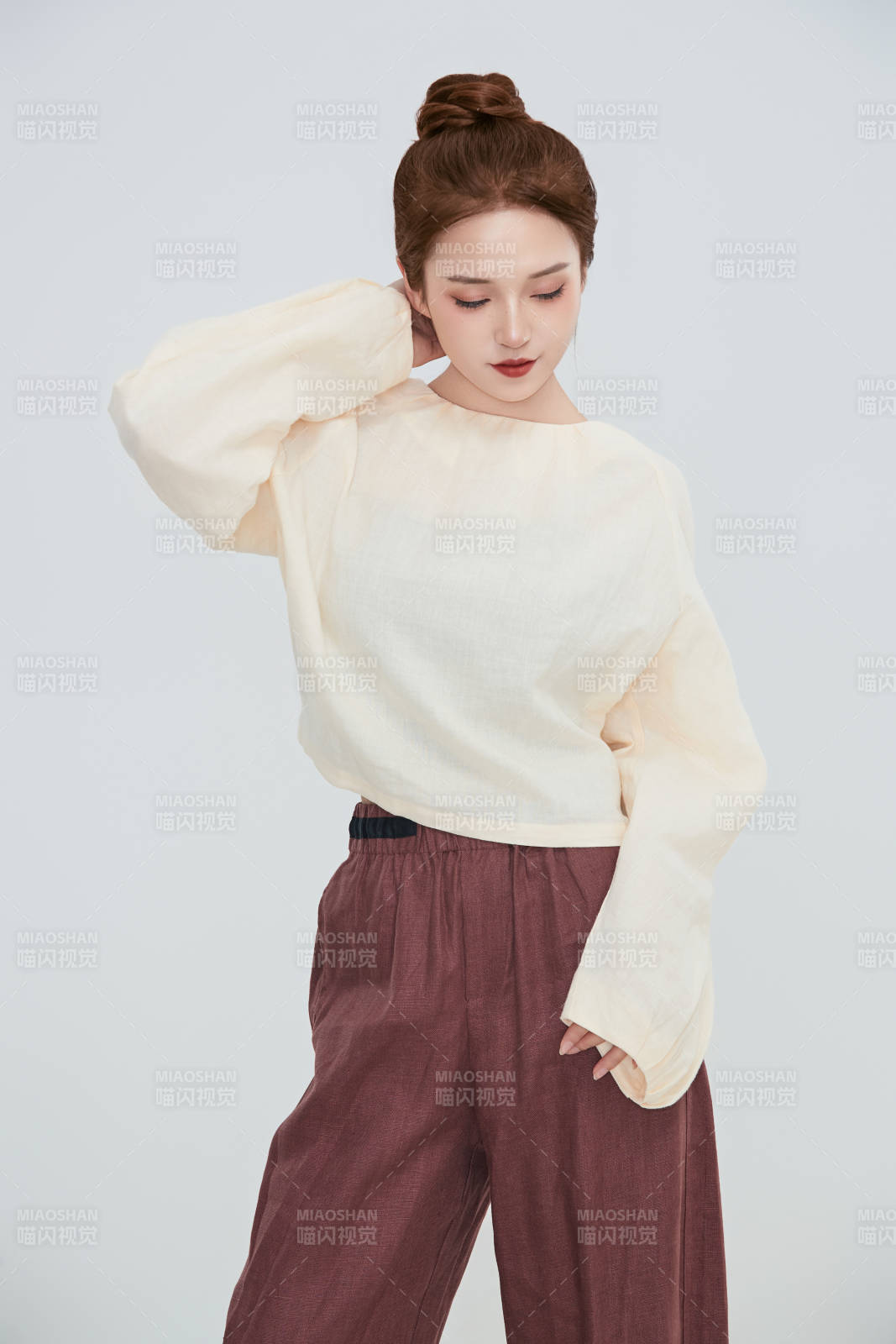 在摄影棚拍摄的青年时尚女性