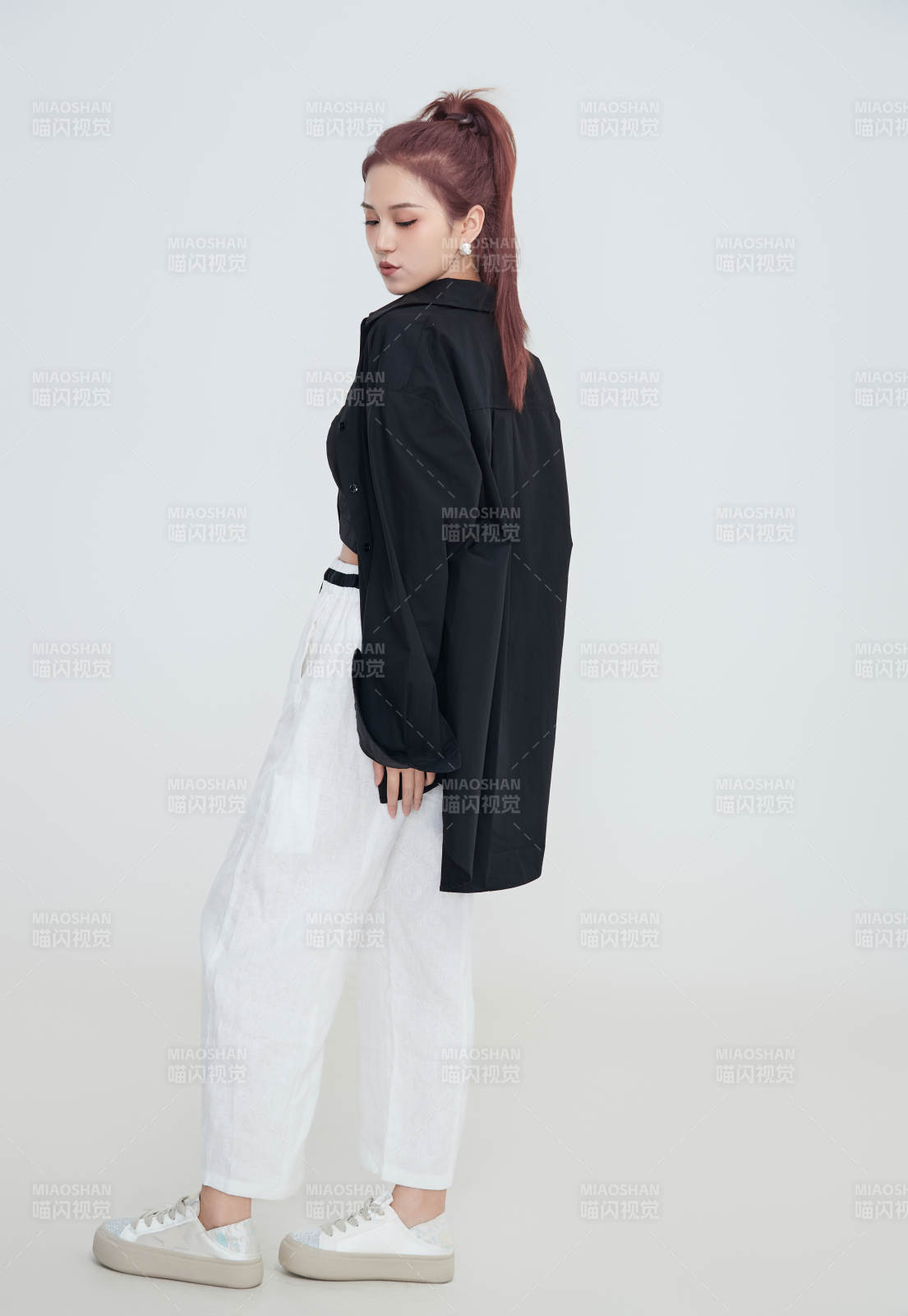 在攝影棚拍攝的青年時(shí)尚女性