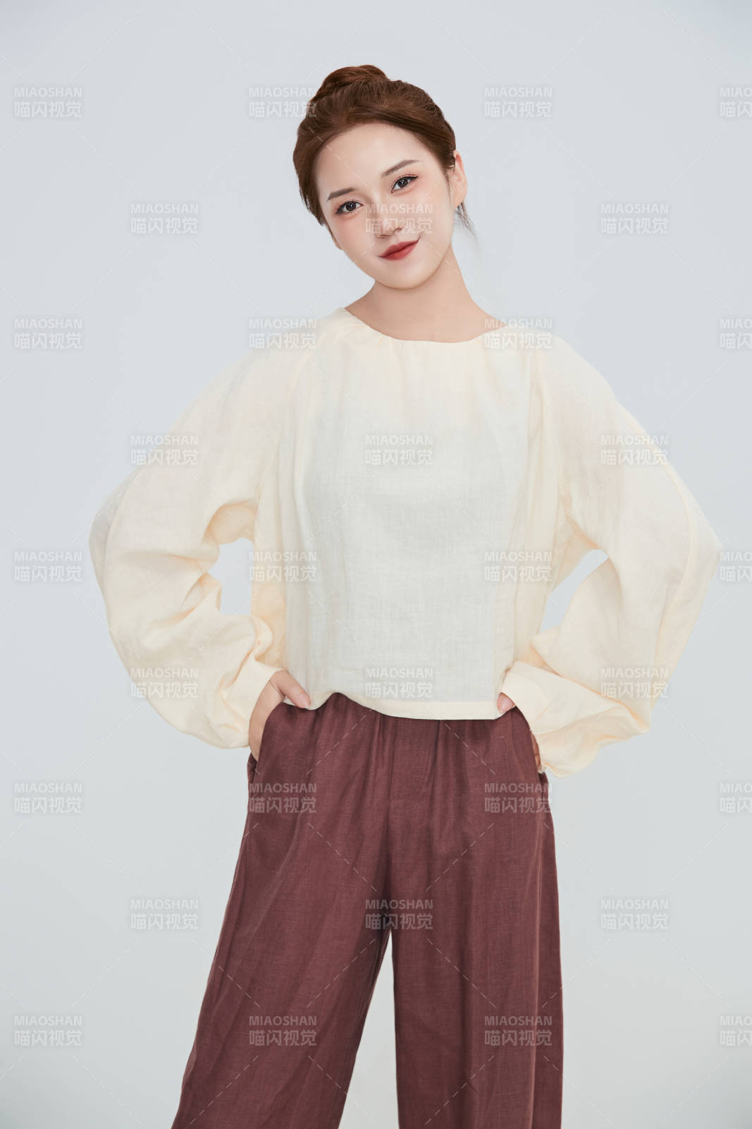 在攝影棚拍攝的青年時(shí)尚女性