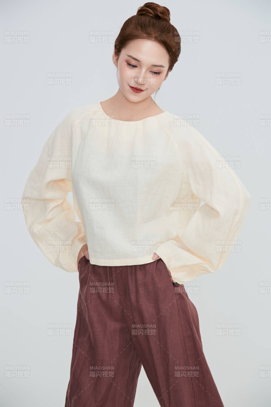 在攝影棚拍攝的青年時尚女性