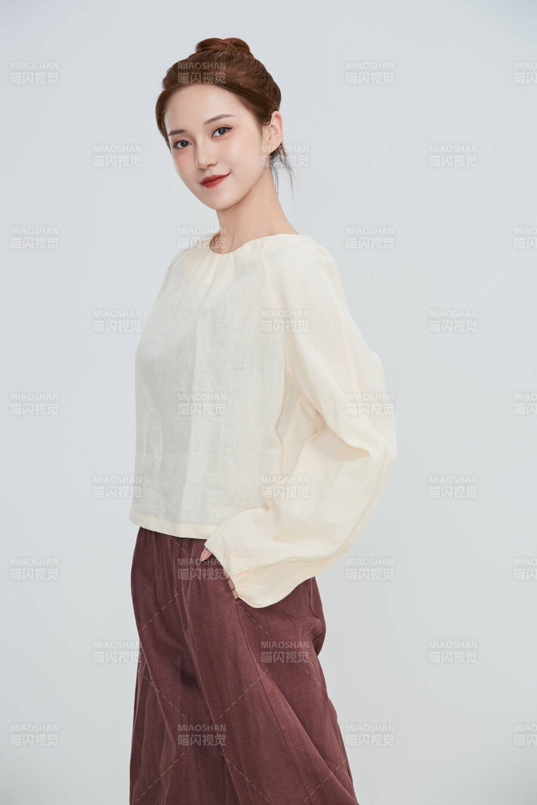 在攝影棚拍攝的青年時尚女性