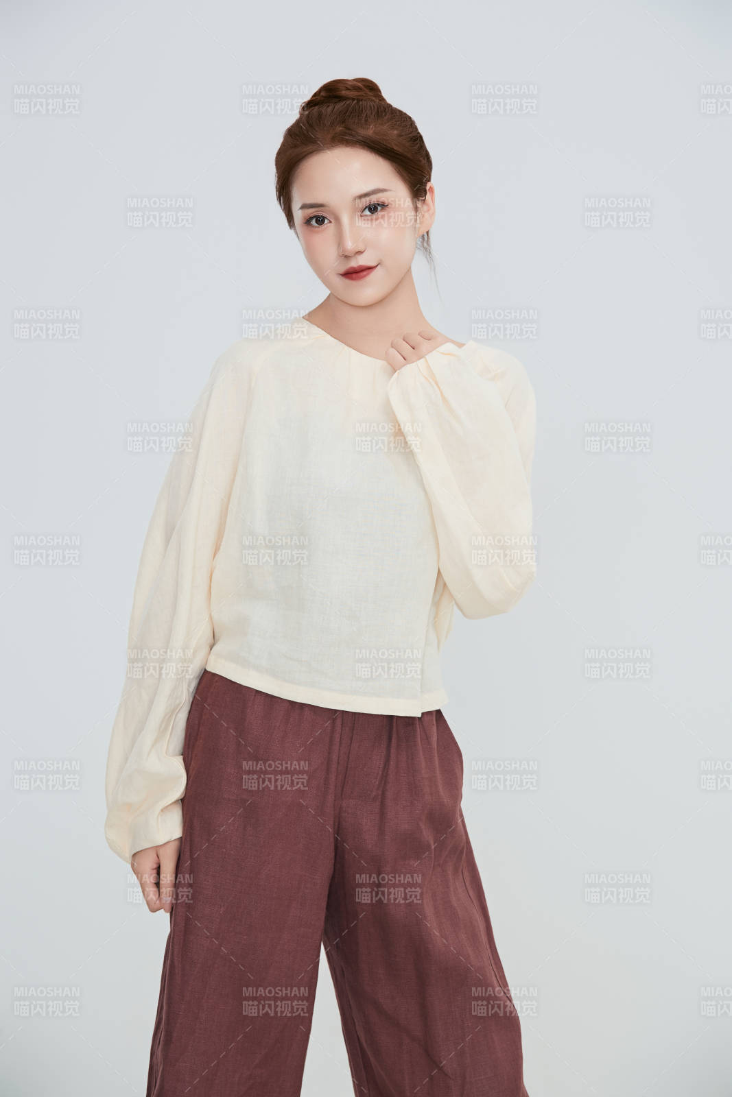 在摄影棚拍摄的青年时尚女性