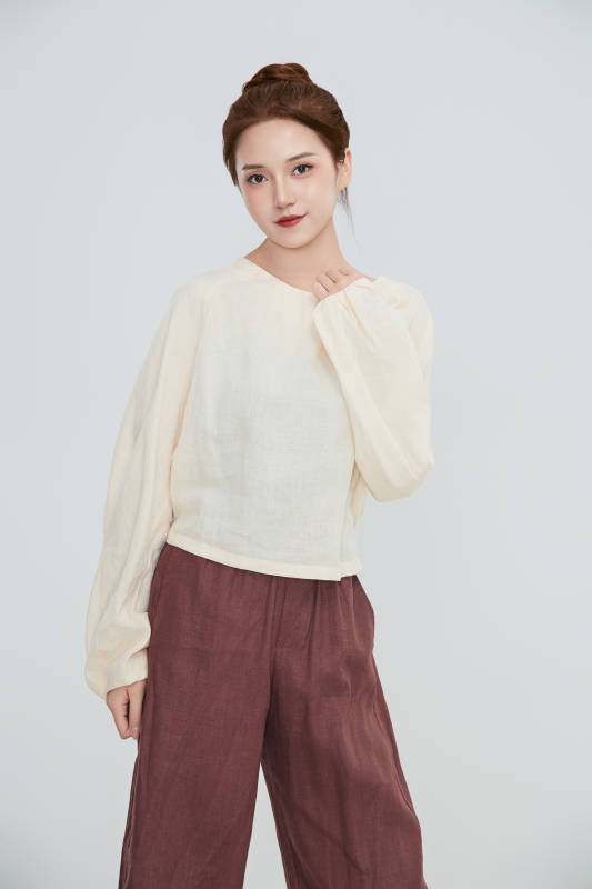 在摄影棚拍摄的青年时尚女性