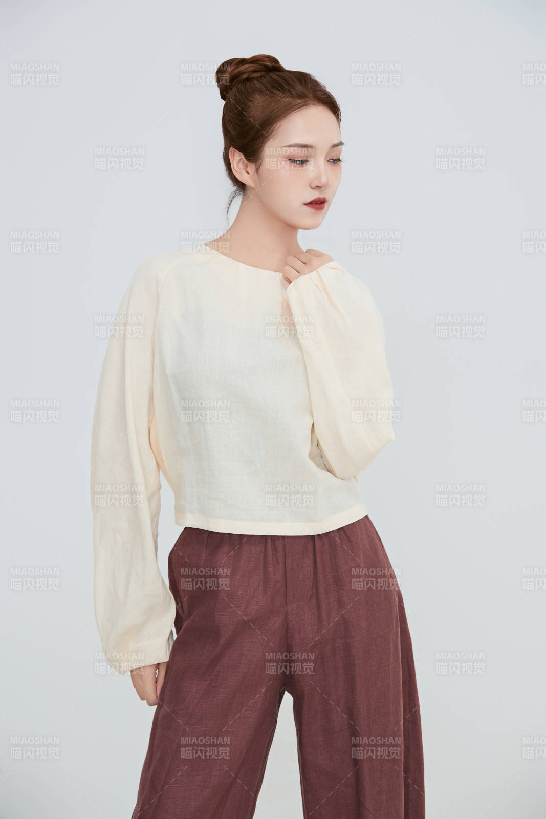 在攝影棚拍攝的青年時(shí)尚女性