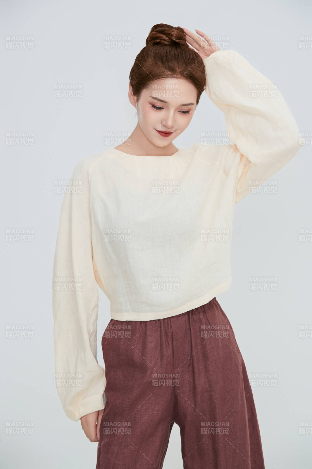 在攝影棚拍攝的青年時尚女性