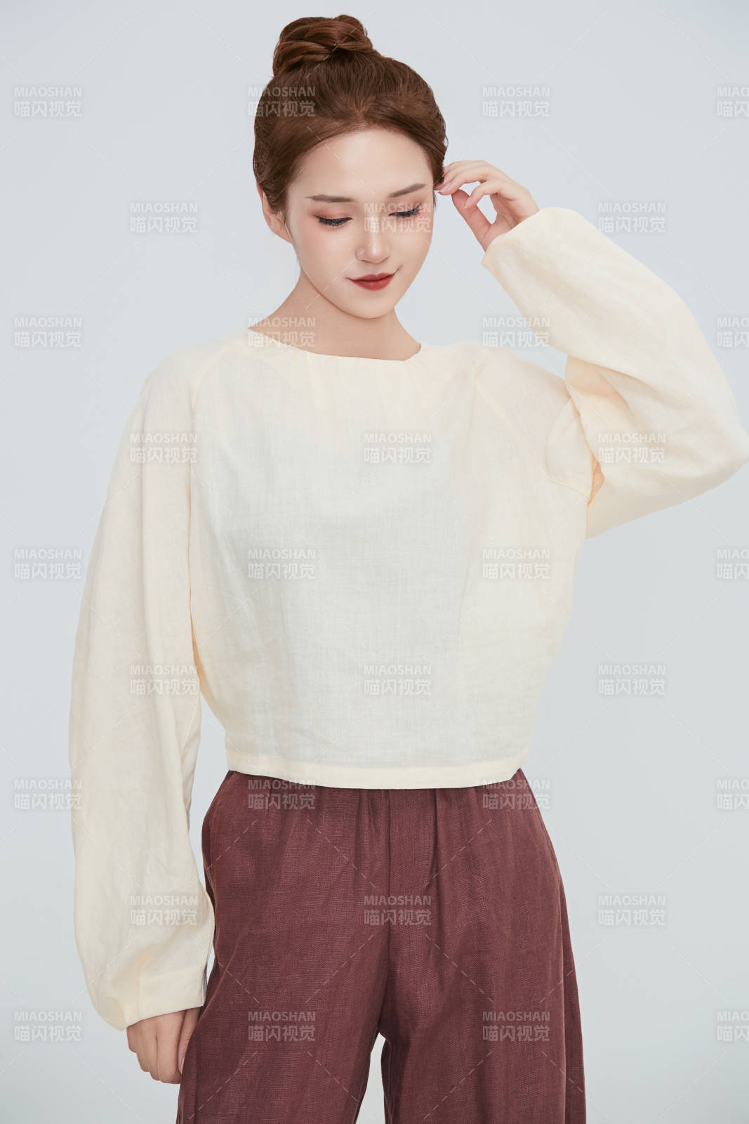 在攝影棚拍攝的青年時尚女性