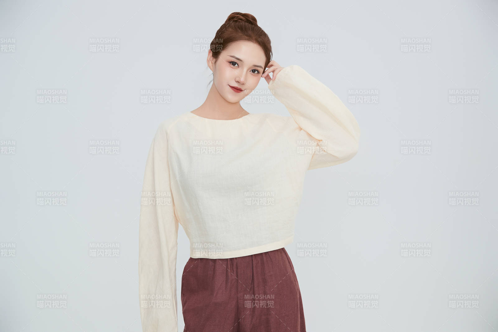 在攝影棚拍攝的青年時尚女性