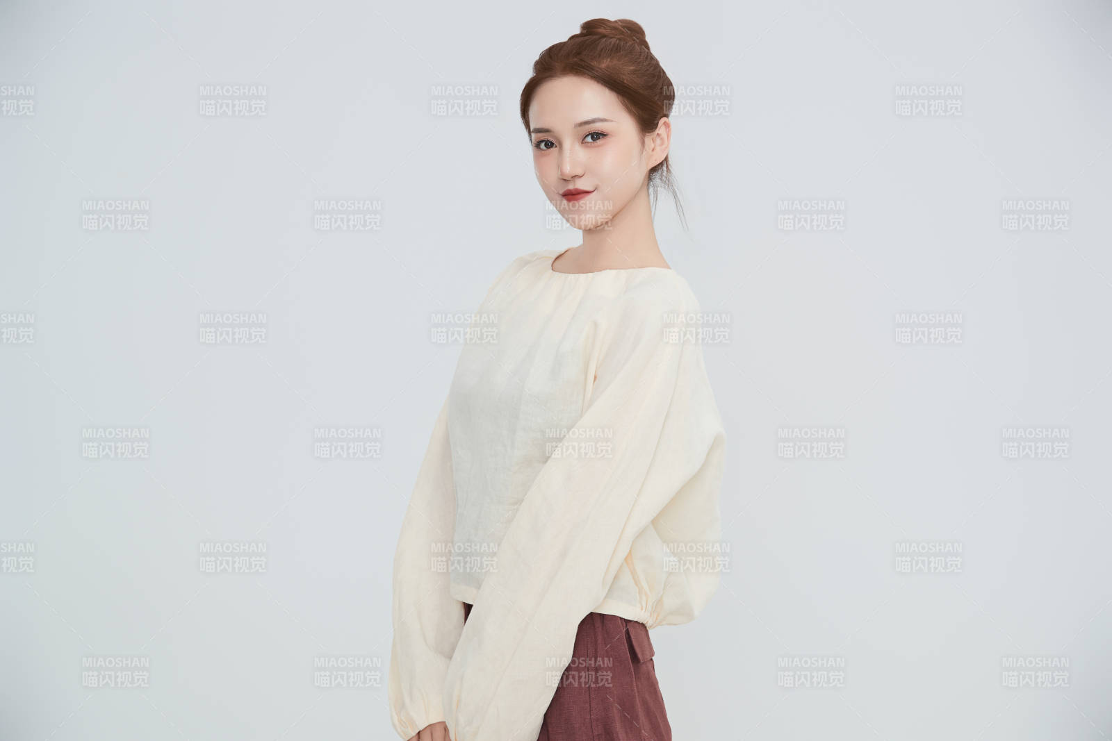 在攝影棚拍攝的青年時(shí)尚女性