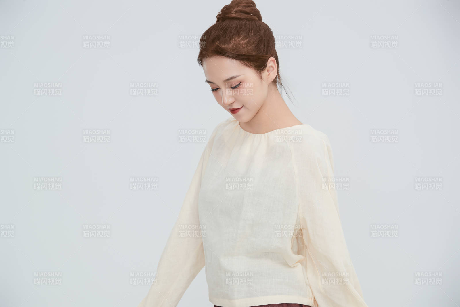 在攝影棚拍攝的青年時尚女性
