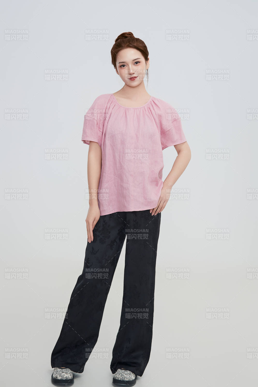 在攝影棚拍攝的青年時尚女性