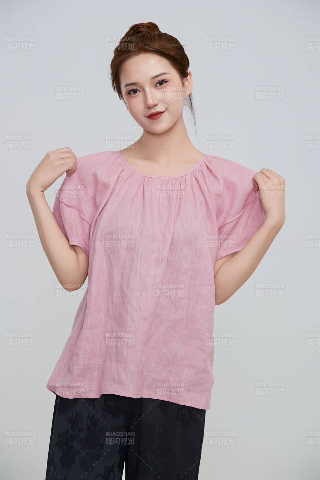 在攝影棚拍攝的青年時尚女性