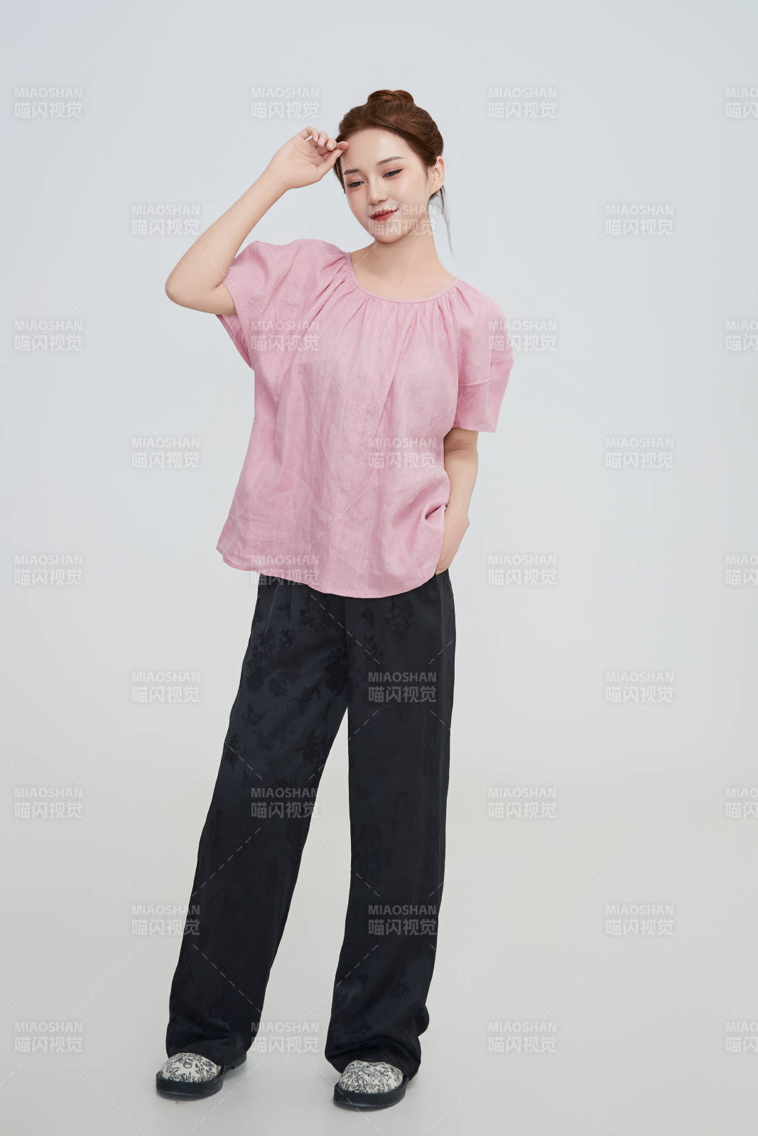 在摄影棚拍摄的青年时尚女性