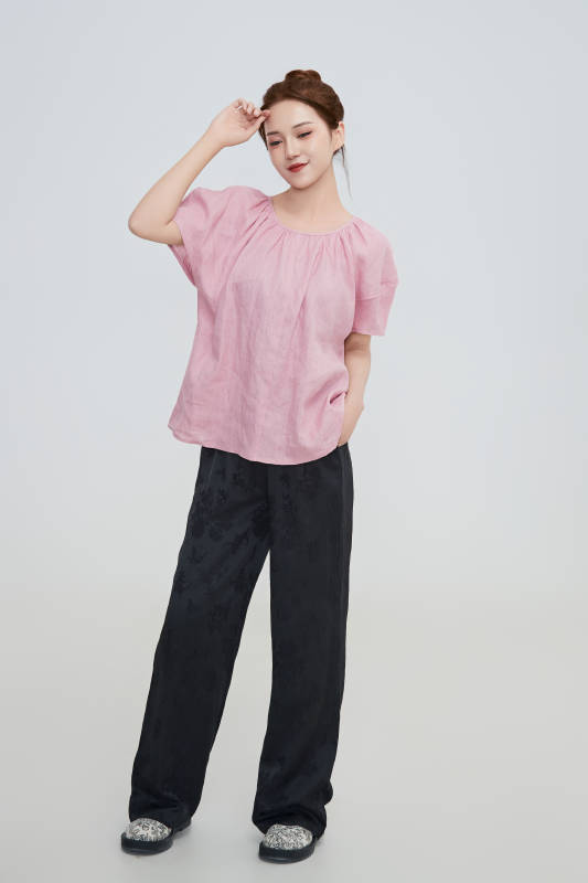 在摄影棚拍摄的青年时尚女性