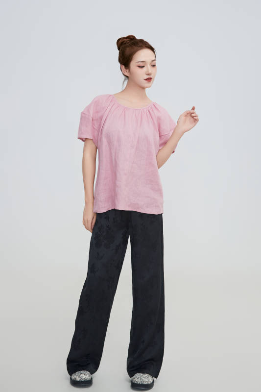 在摄影棚拍摄的青年时尚女性