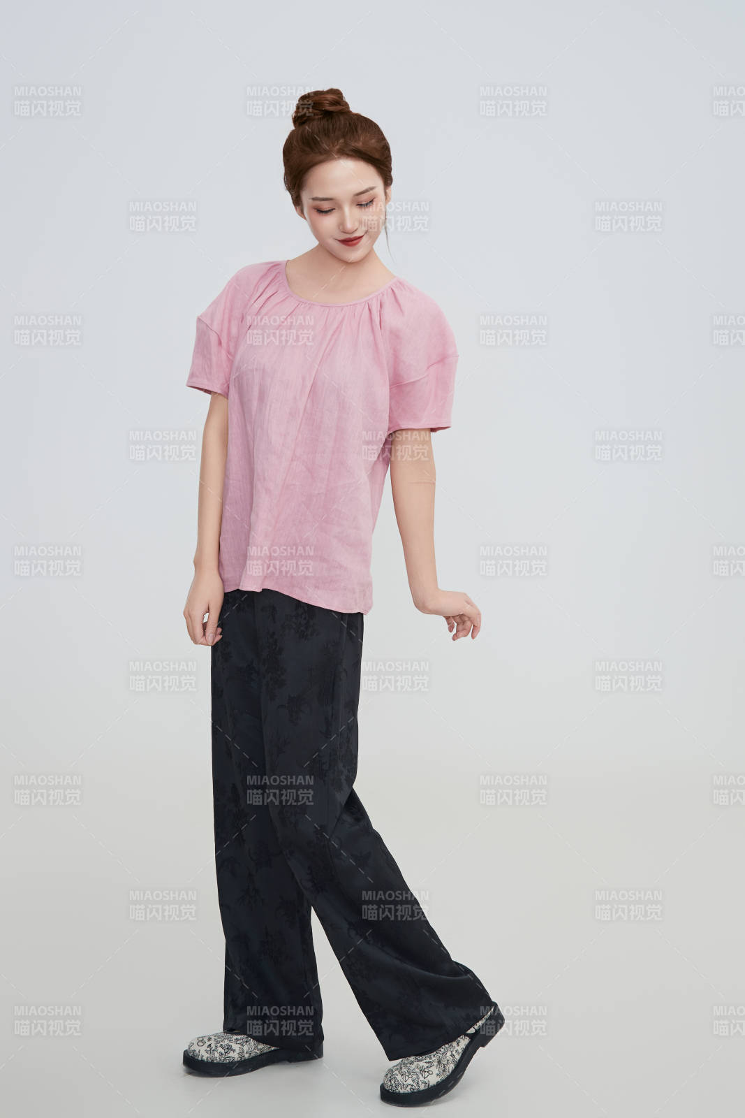 在摄影棚拍摄的青年时尚女性