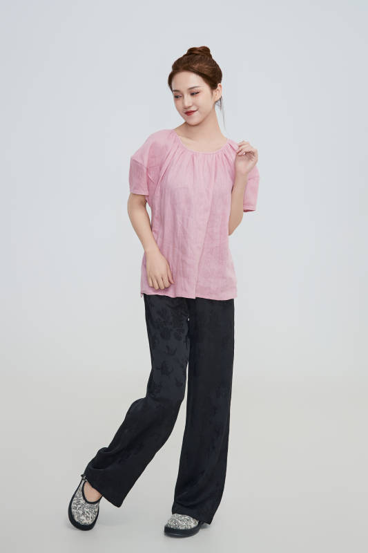 在摄影棚拍摄的青年时尚女性