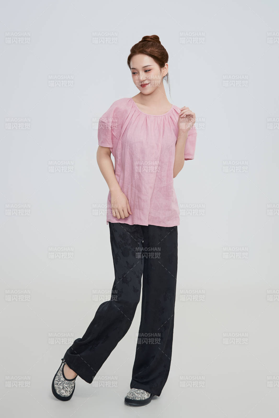 在摄影棚拍摄的青年时尚女性