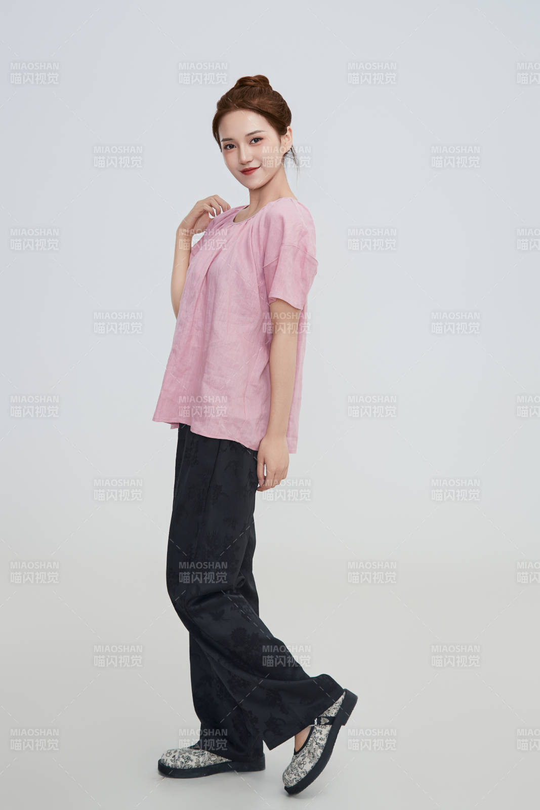 在摄影棚拍摄的青年时尚女性