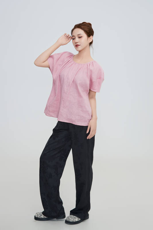 在摄影棚拍摄的青年时尚女性