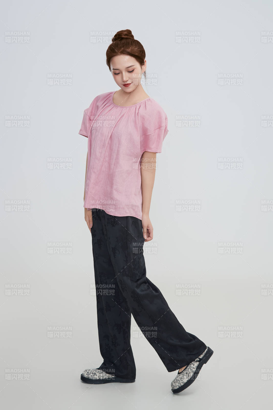 在攝影棚拍攝的青年時(shí)尚女性