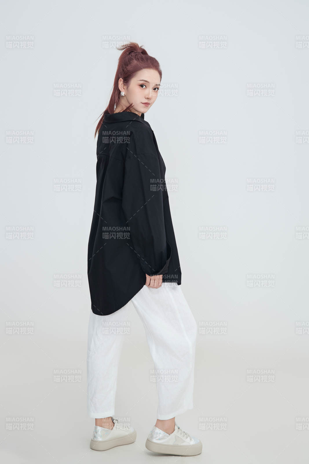 在攝影棚拍攝的青年時尚女性