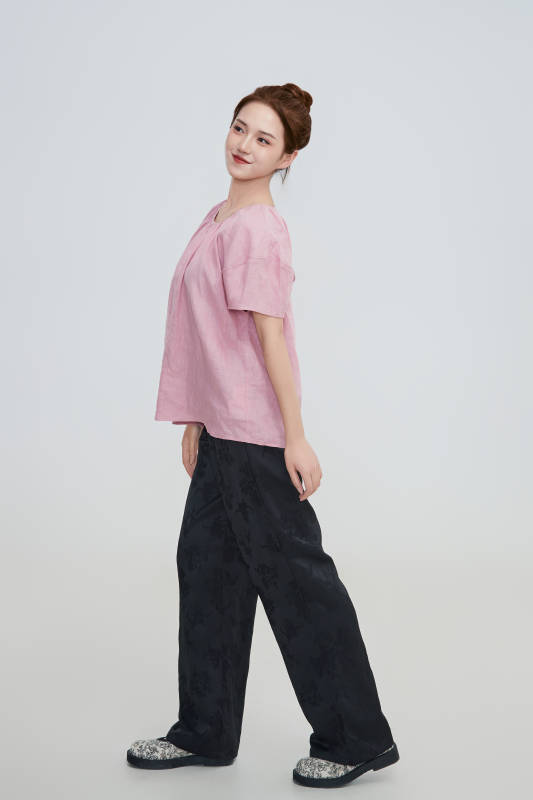 在摄影棚拍摄的青年时尚女性