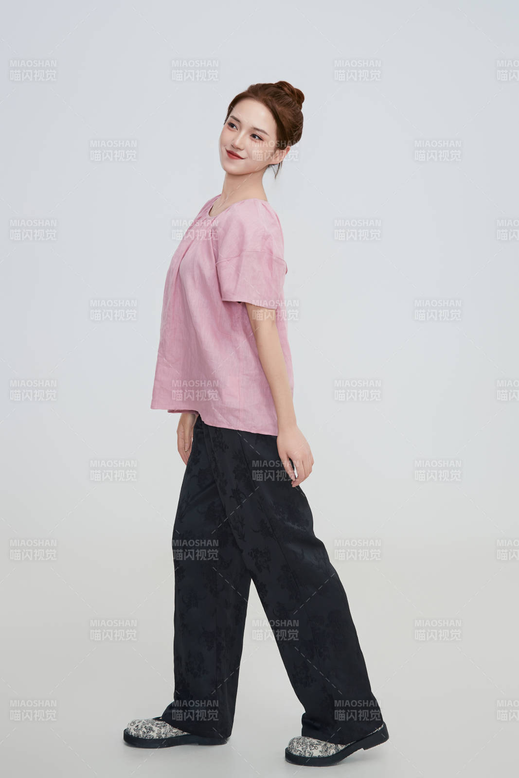 在摄影棚拍摄的青年时尚女性