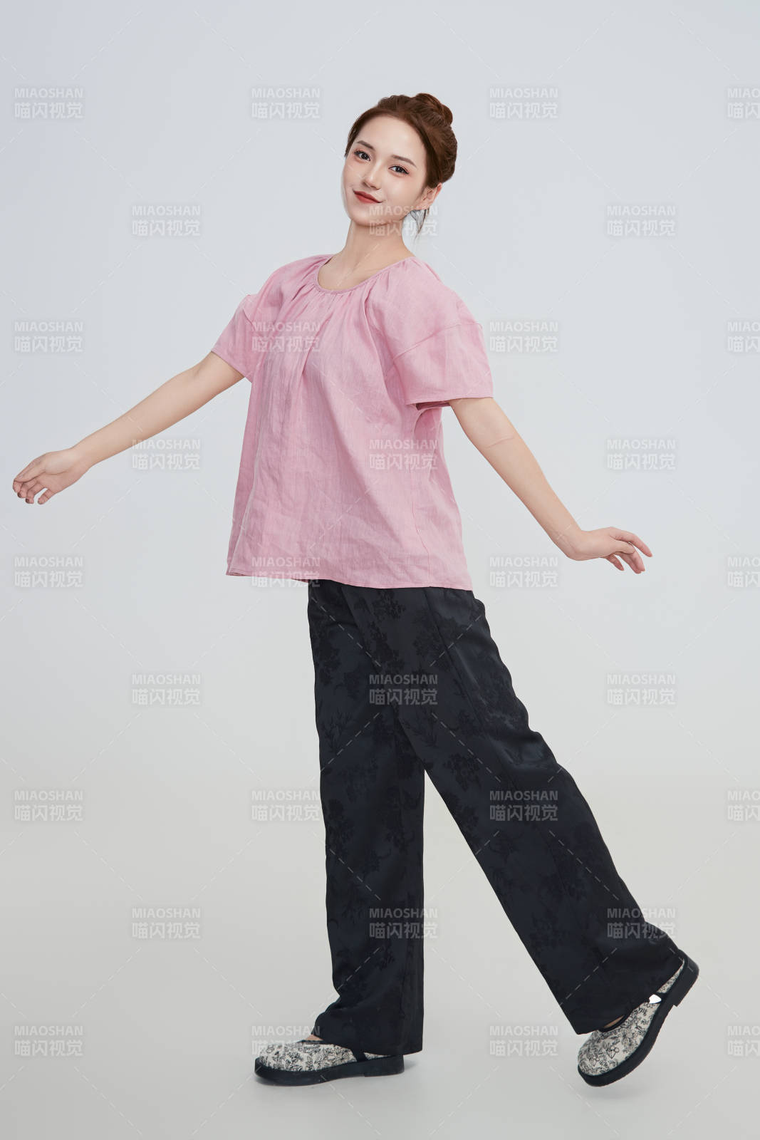 在攝影棚拍攝的青年時尚女性