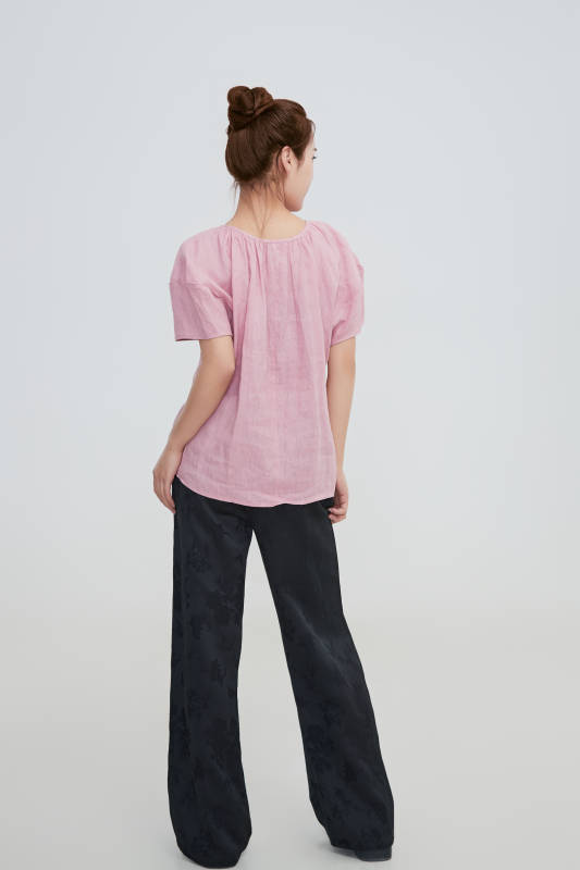 在摄影棚拍摄的青年时尚女性