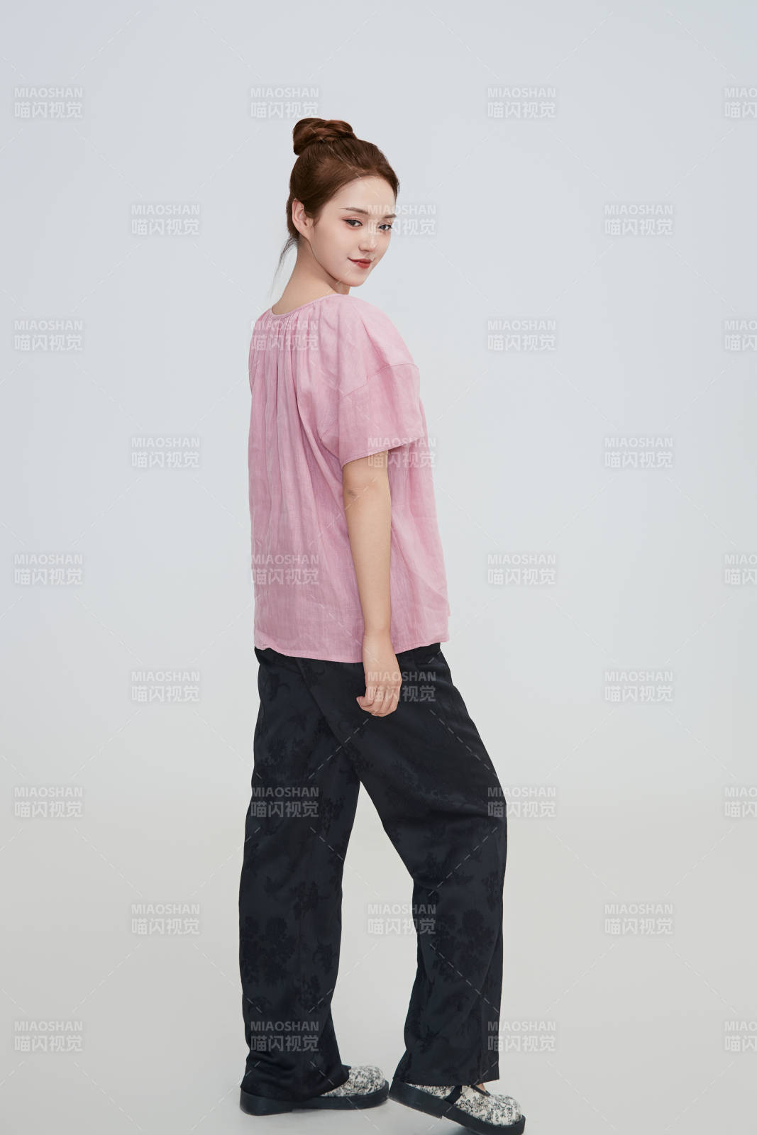 在摄影棚拍摄的青年时尚女性