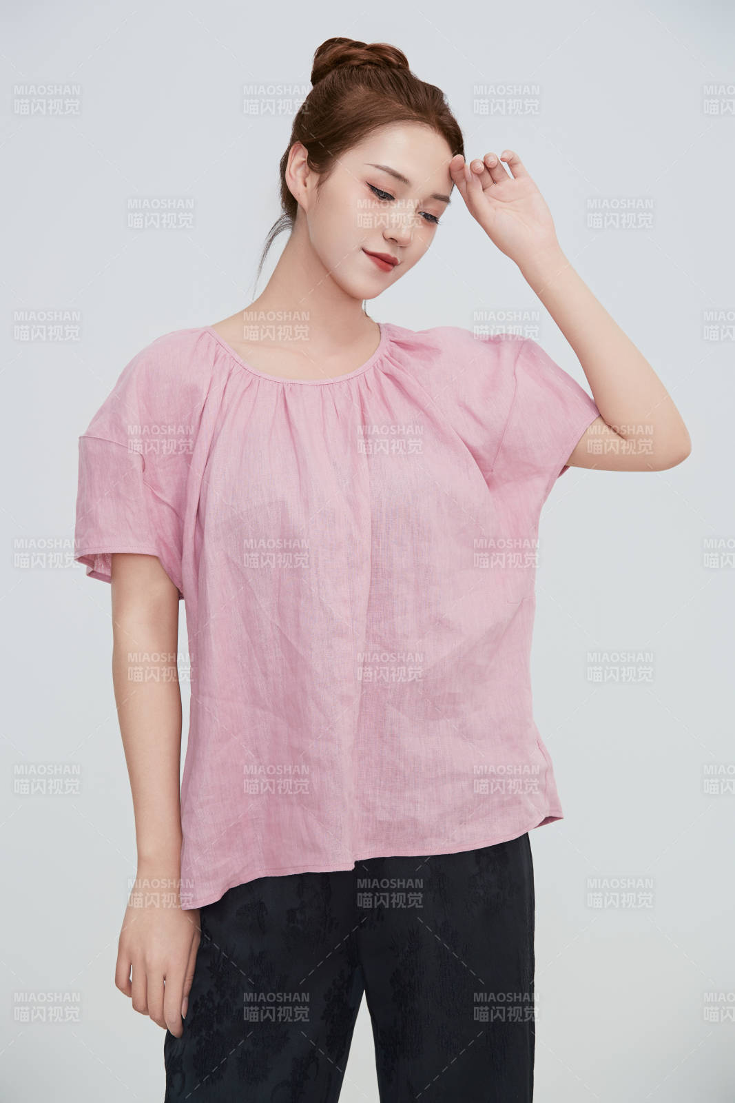 在攝影棚拍攝的青年時尚女性