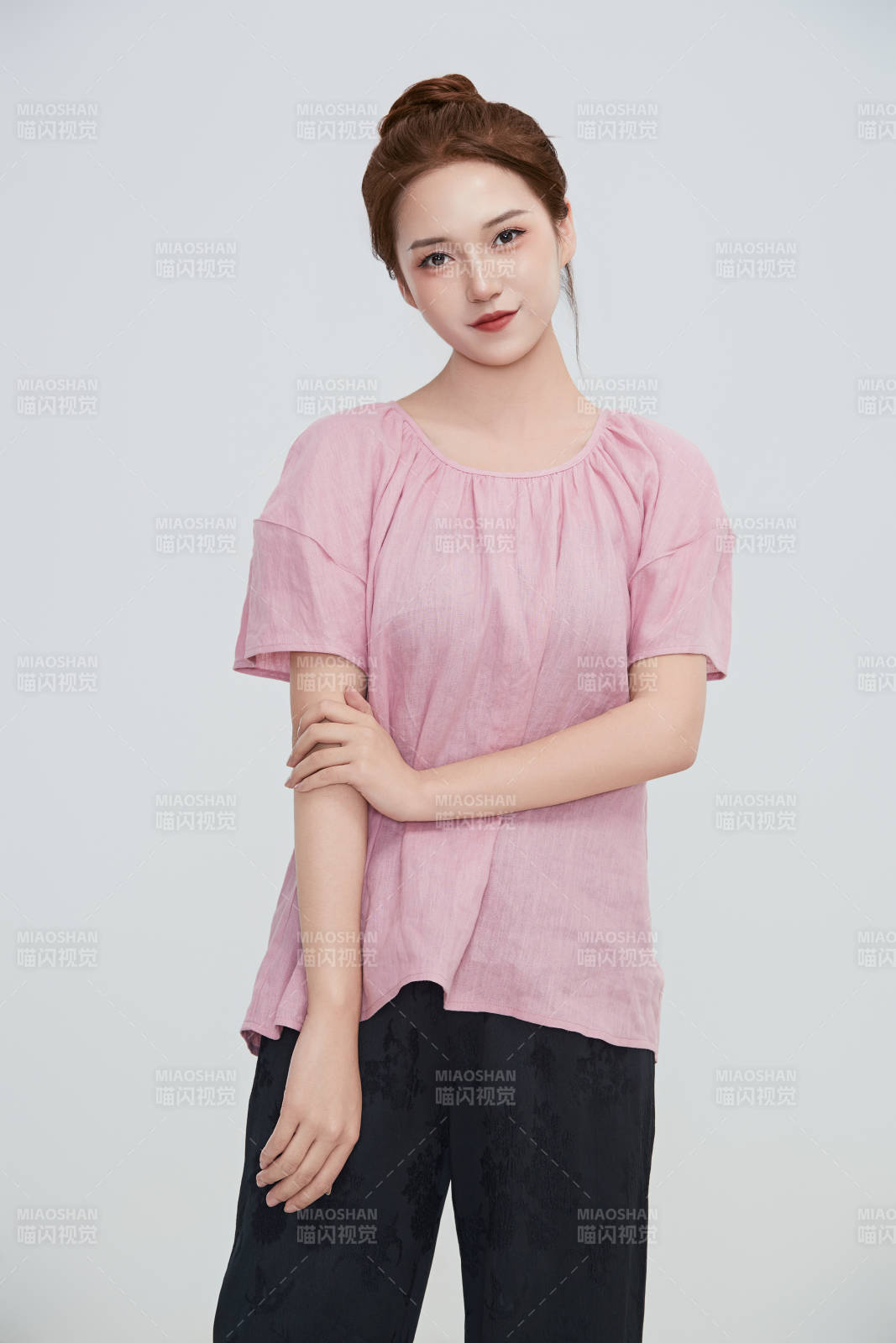 在攝影棚拍攝的青年時尚女性