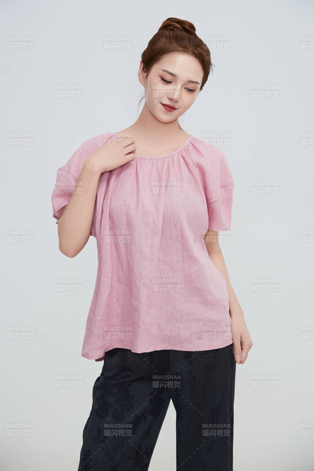 在攝影棚拍攝的青年時尚女性