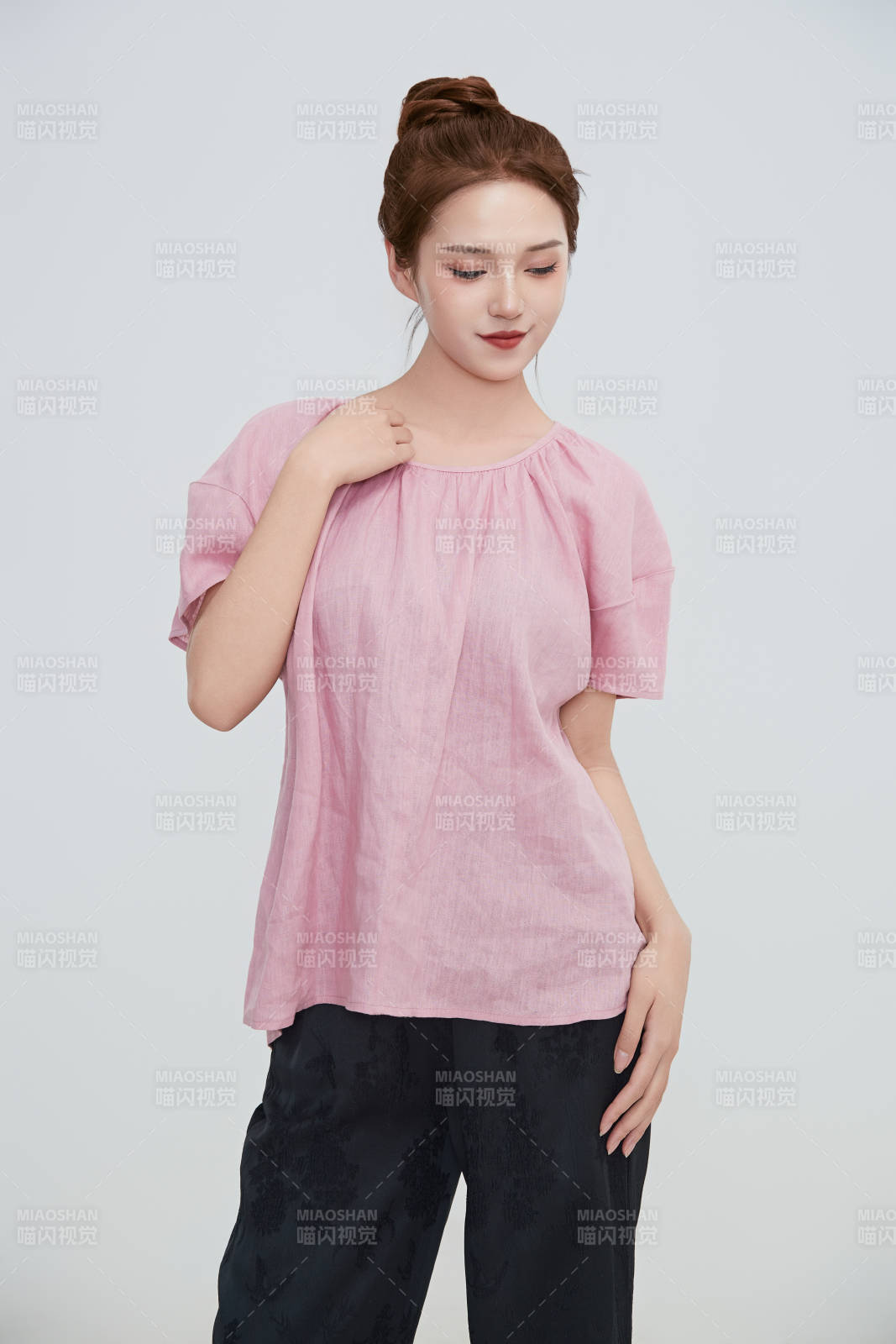 在攝影棚拍攝的青年時尚女性