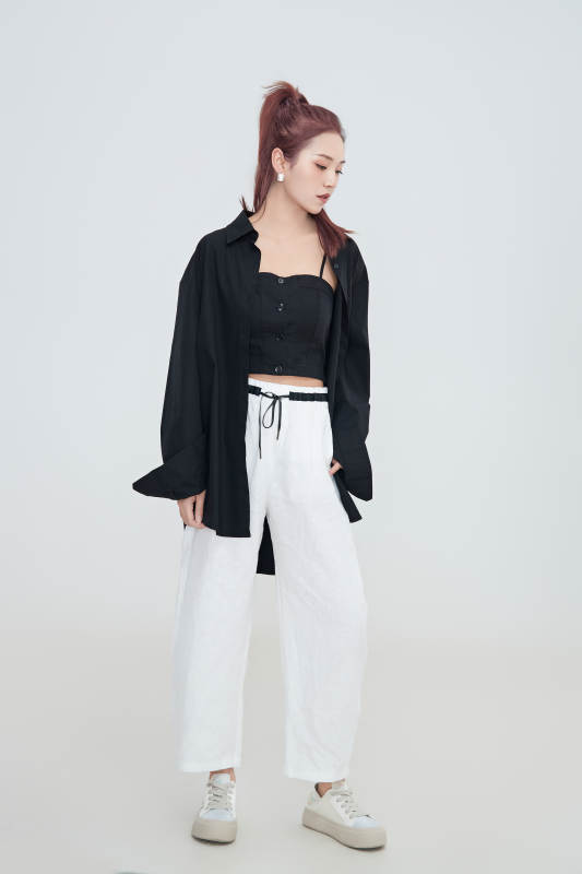 在摄影棚拍摄的青年时尚女性