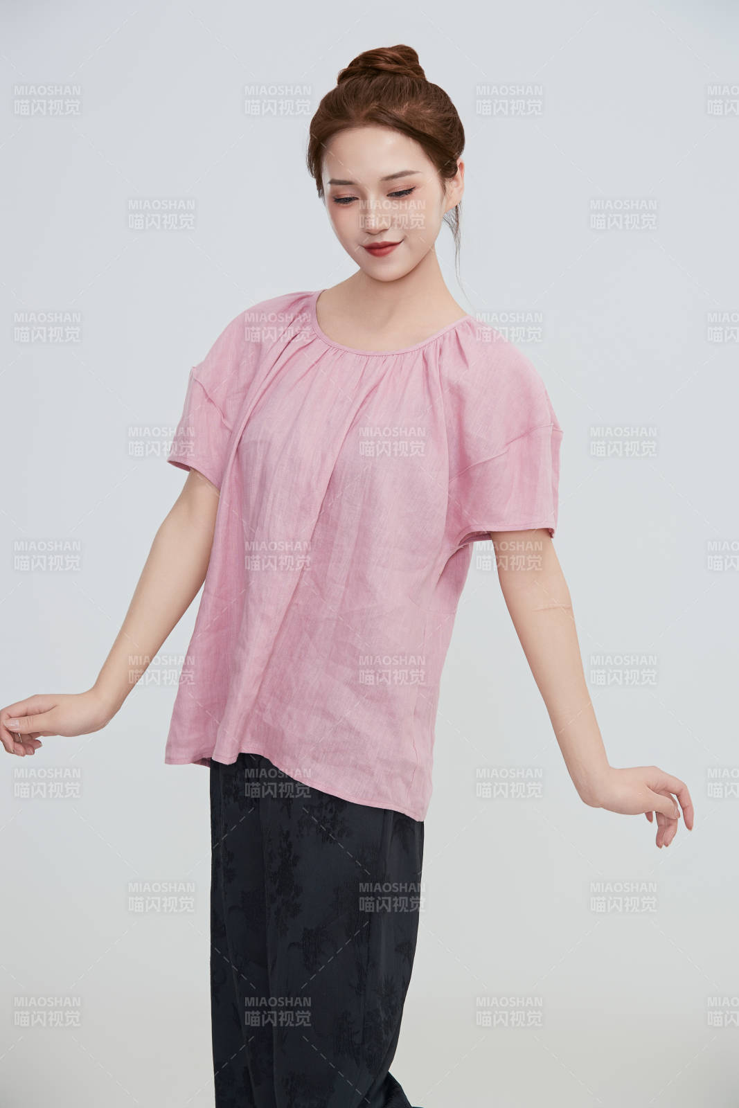 在攝影棚拍攝的青年時尚女性