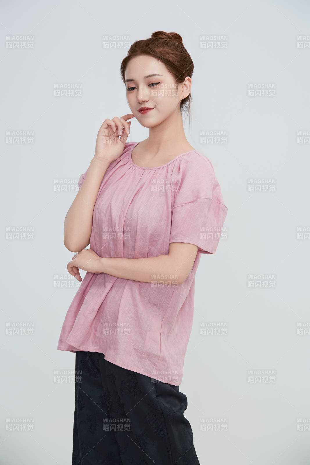 在攝影棚拍攝的青年時尚女性