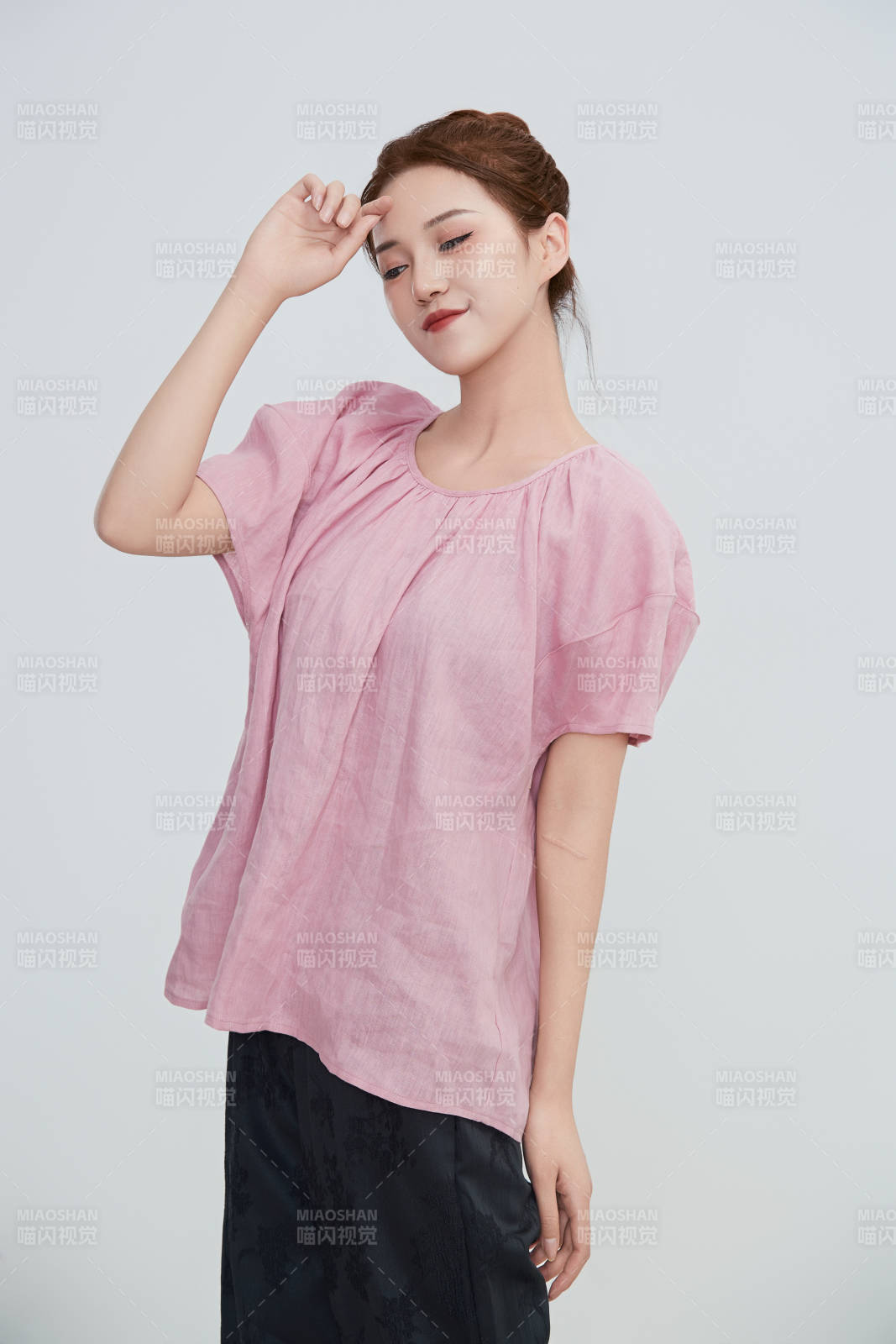 在攝影棚拍攝的青年時尚女性