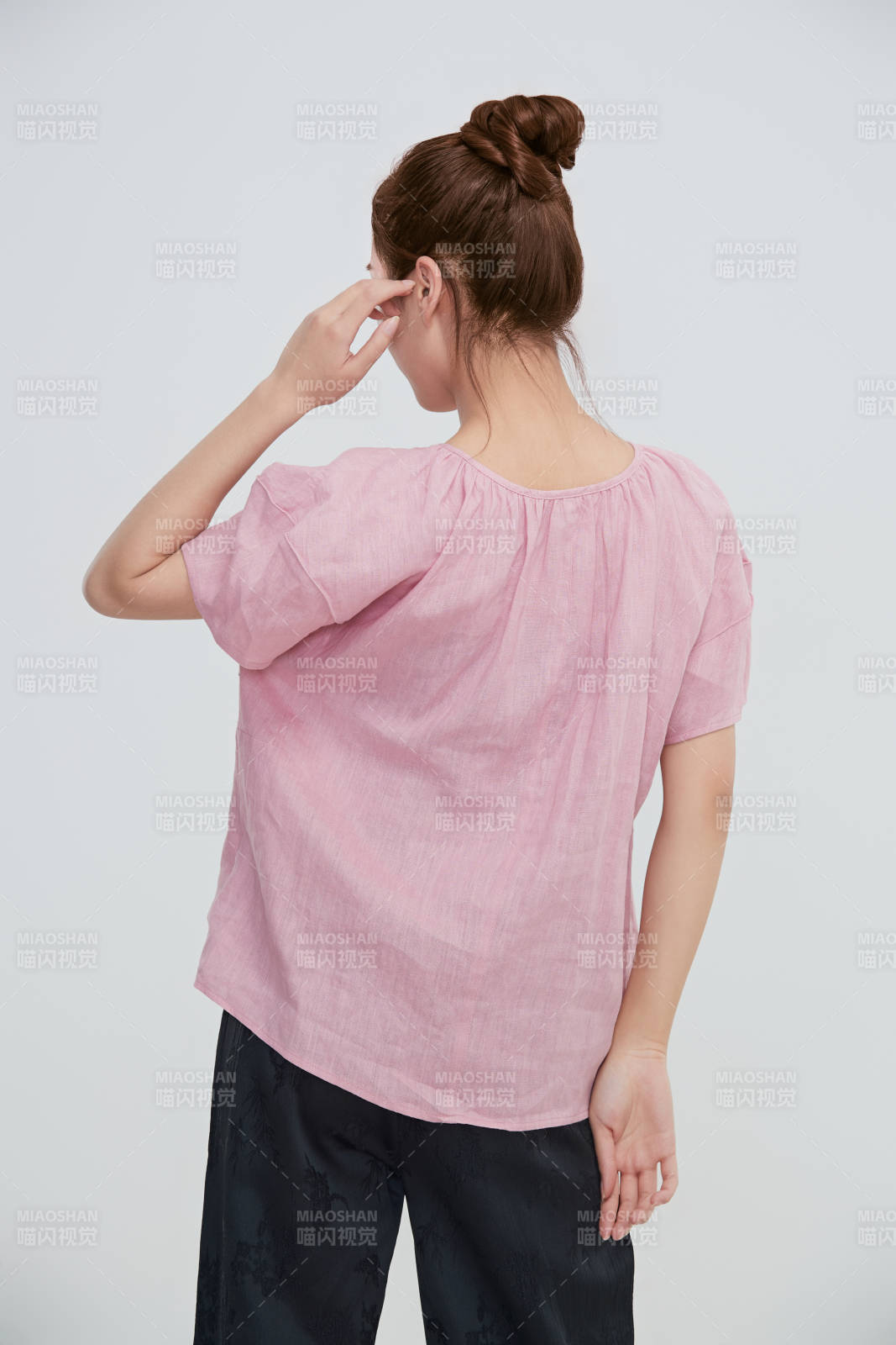 在攝影棚拍攝的青年時尚女性