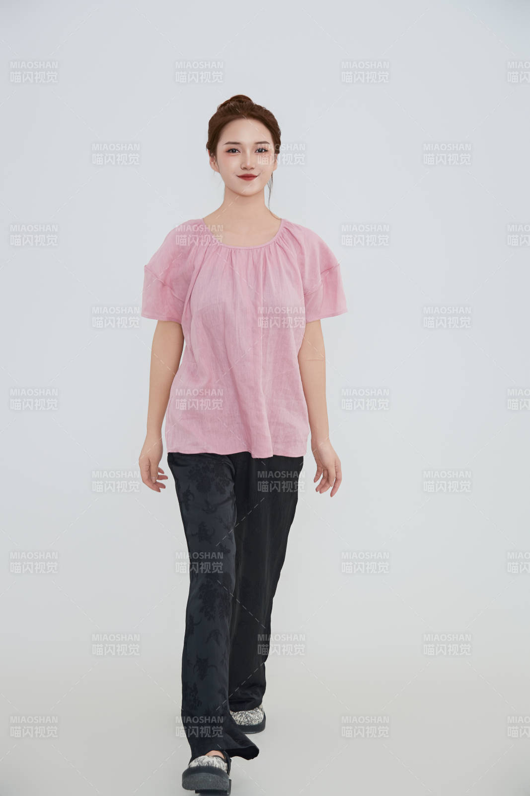 在攝影棚拍攝的青年時尚女性