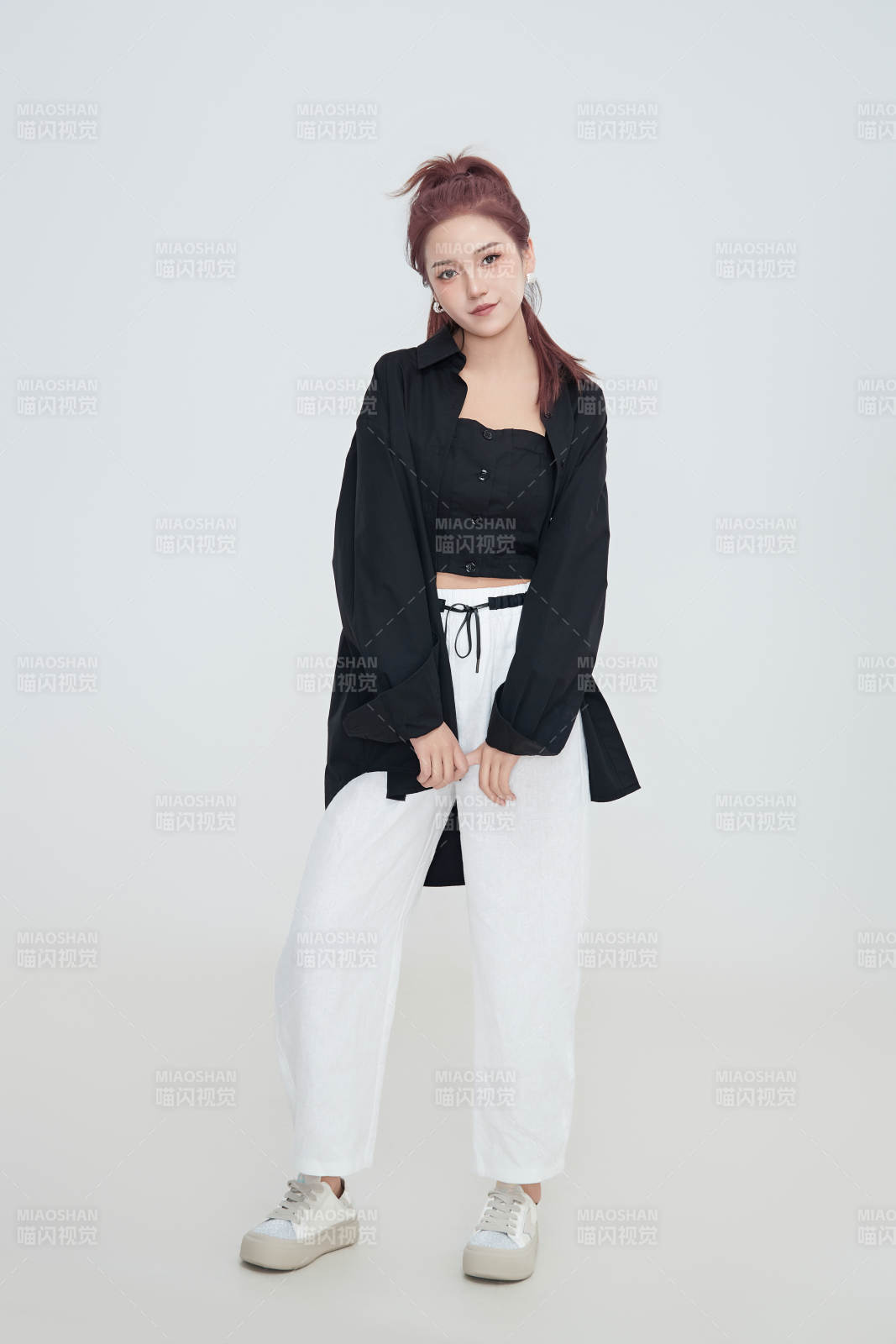 在攝影棚拍攝的青年時尚女性