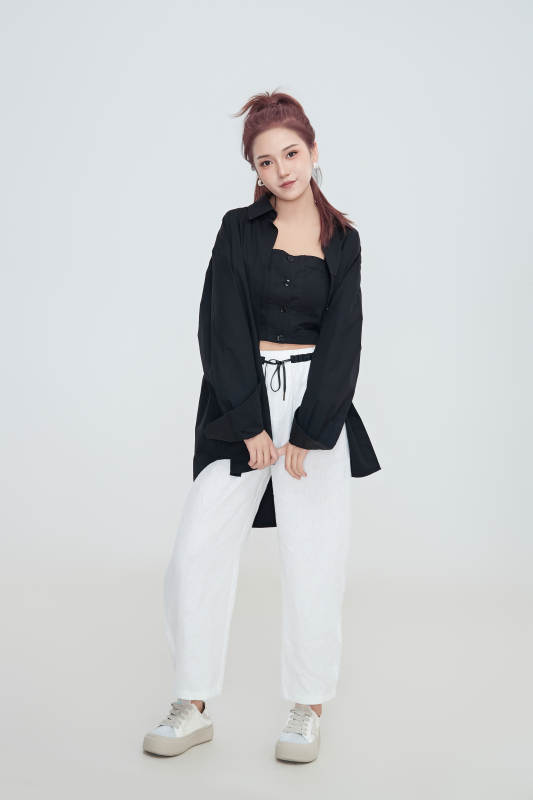 在摄影棚拍摄的青年时尚女性