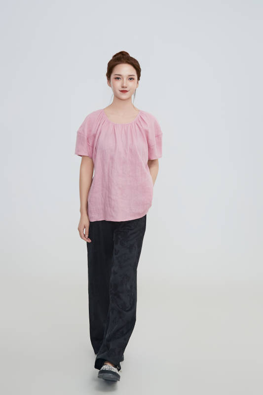 在摄影棚拍摄的青年时尚女性