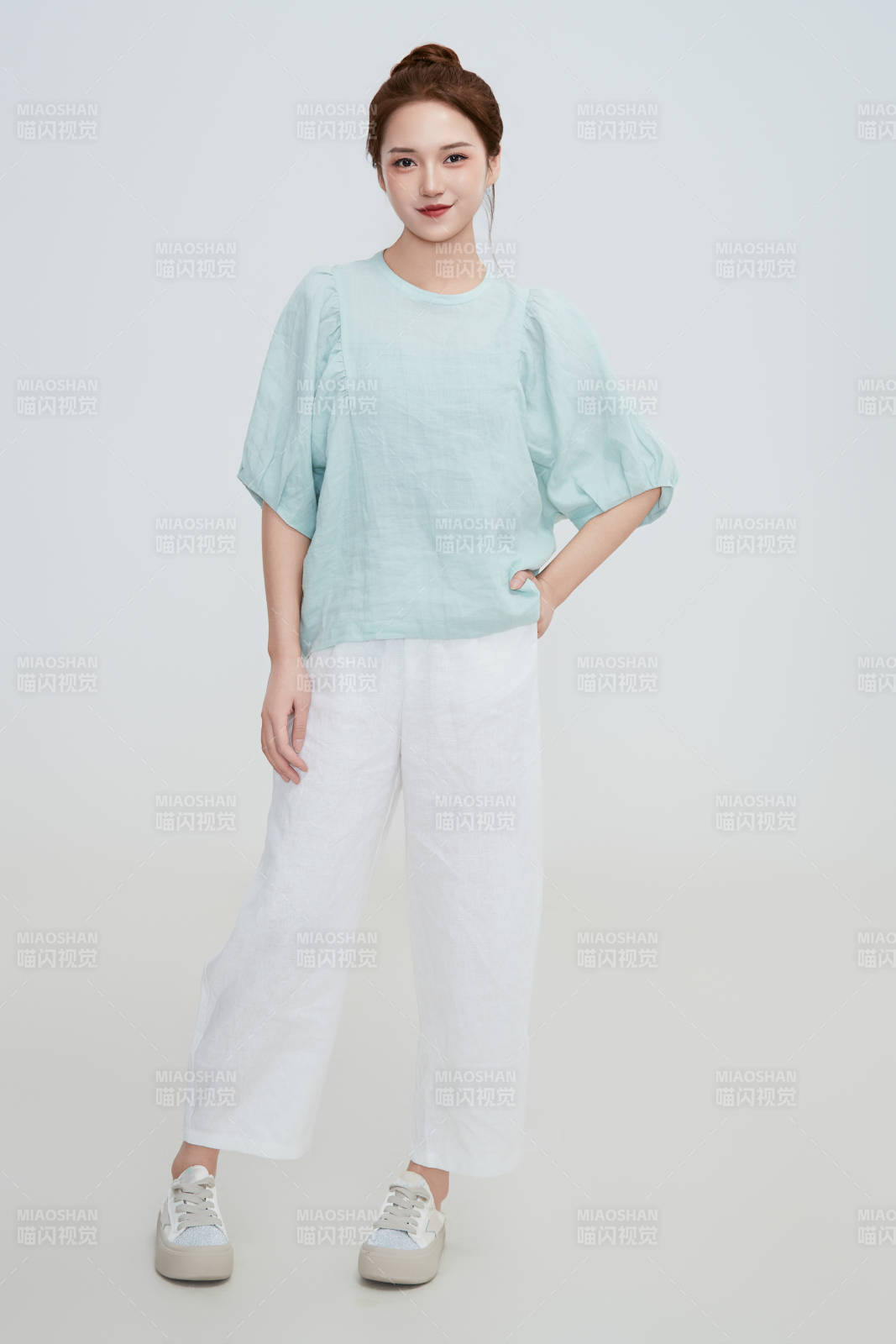 在攝影棚拍攝的青年時尚女性