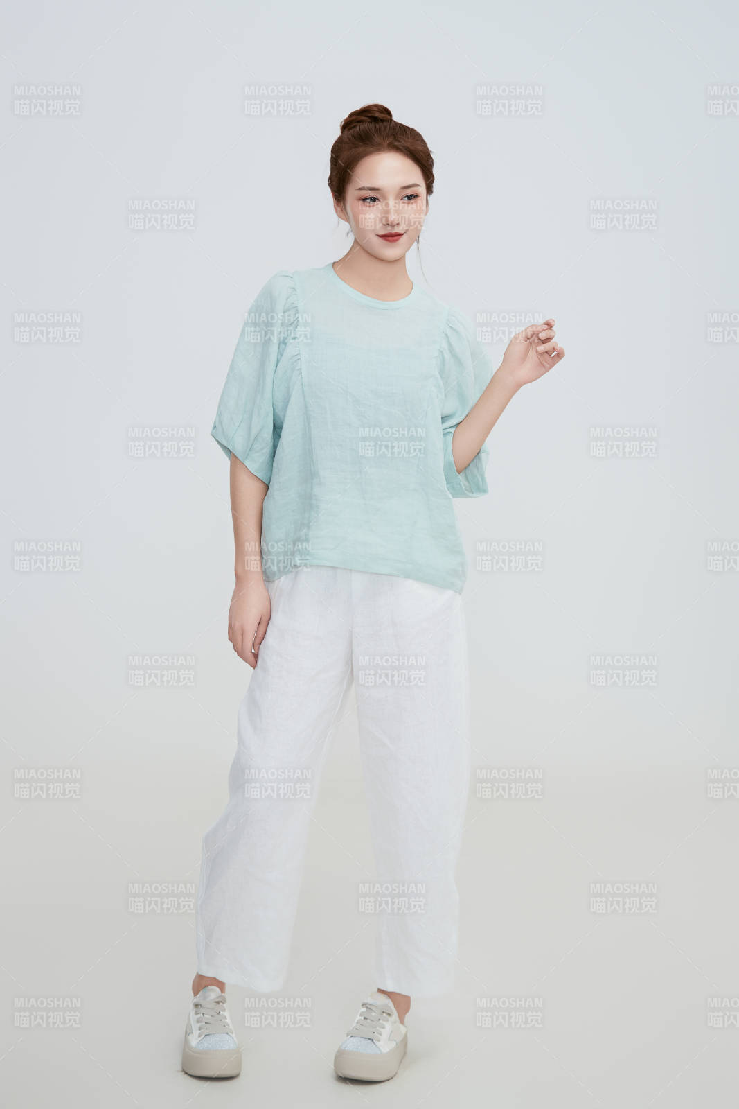 在攝影棚拍攝的青年時(shí)尚女性