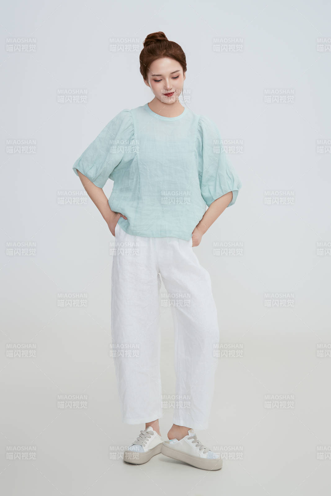 在攝影棚拍攝的青年時(shí)尚女性