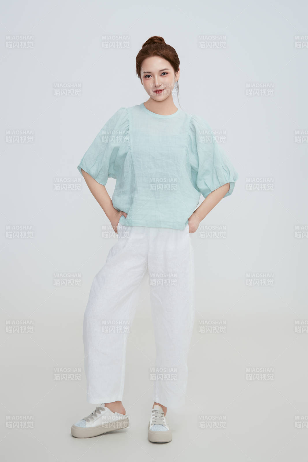 在攝影棚拍攝的青年時尚女性